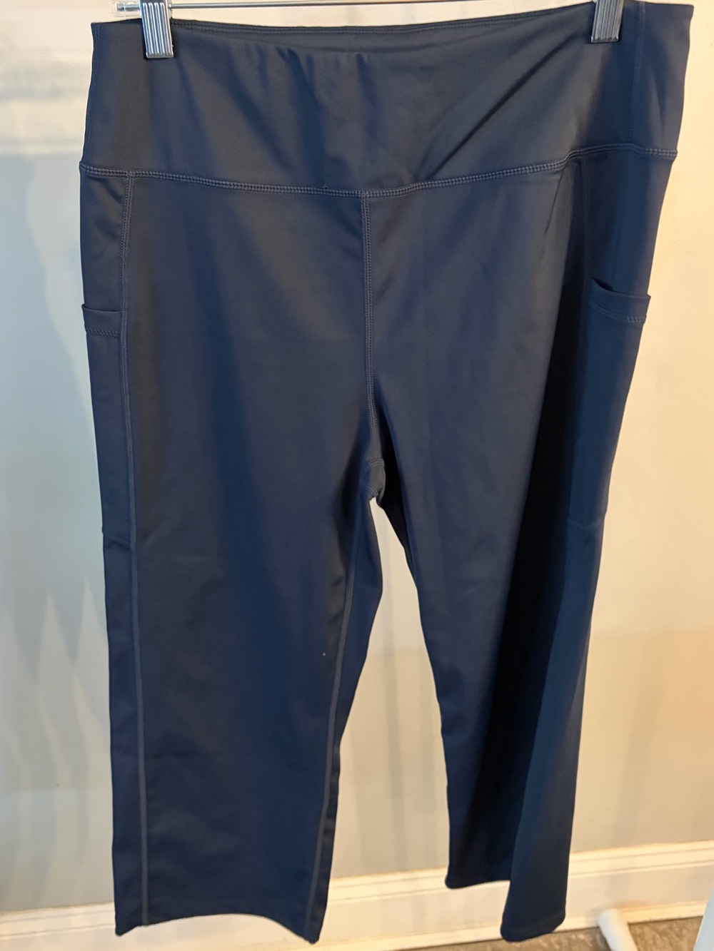 Women's Navy Capri Leggings with Side Phone Pockets size large